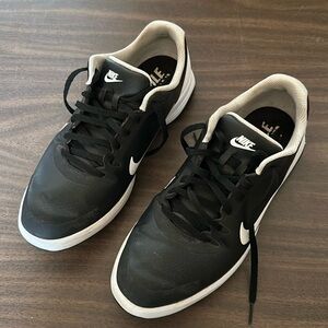 Nike Men’s Golf shoes. Size 9.5. Gently worn condition